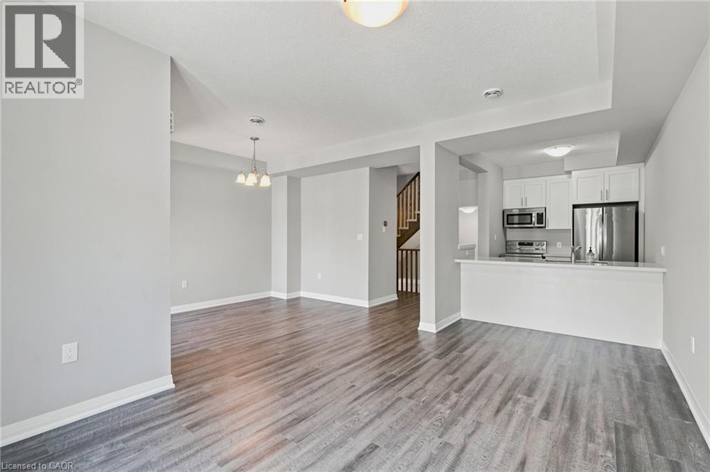 13 Aqua Lane, Hamilton, ON - Indoor Photo Showing Kitchen