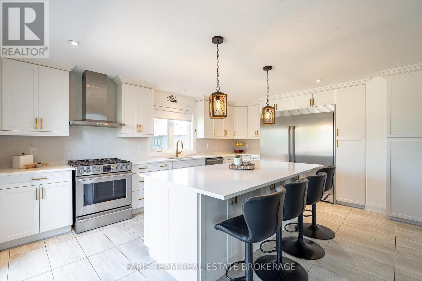 4 Cheslock Crescent, Oro-Medonte, ON - Indoor Photo Showing Kitchen With Upgraded Kitchen
