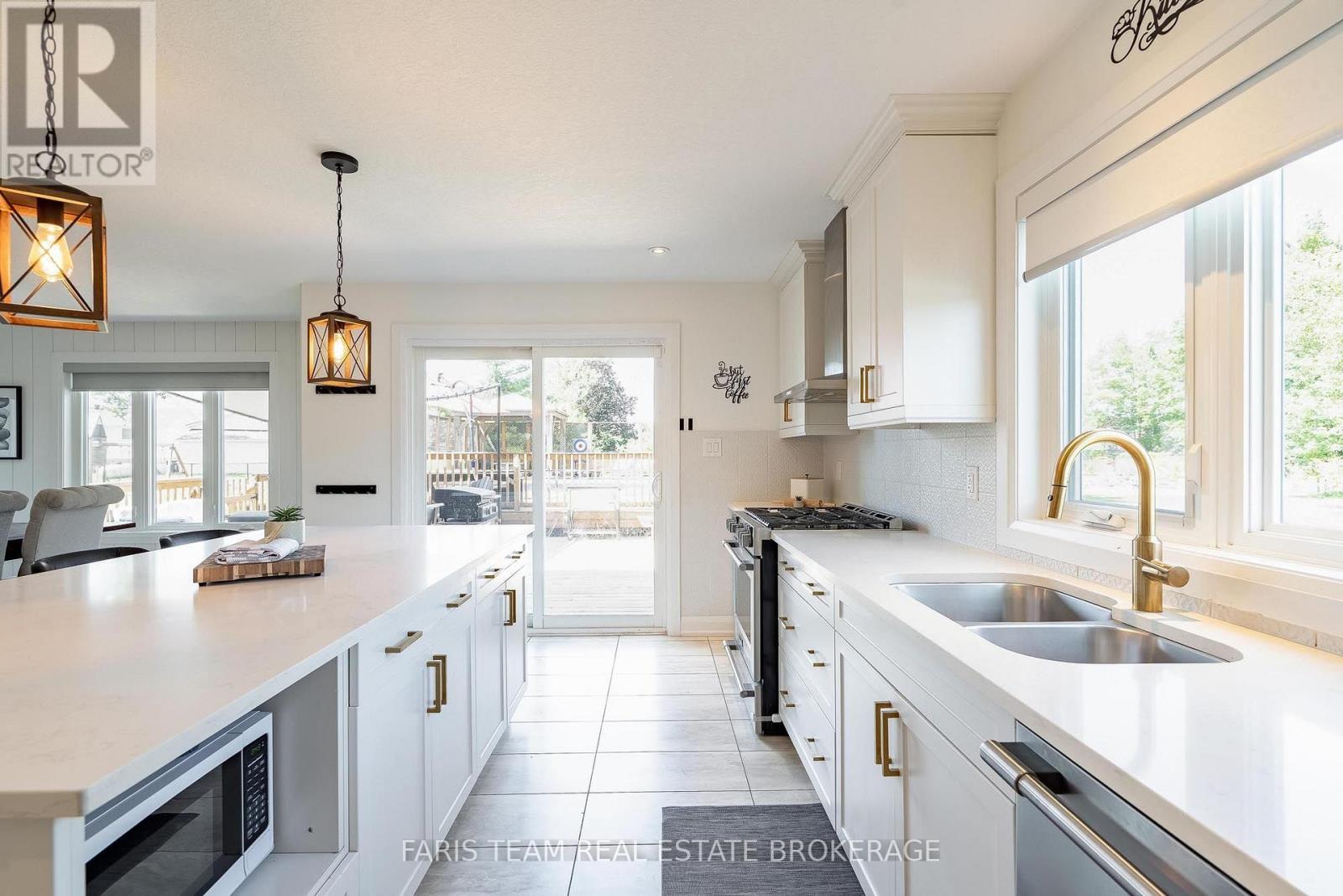4 Cheslock Crescent, Oro-Medonte, ON - Indoor Photo Showing Kitchen With Double Sink With Upgraded Kitchen
