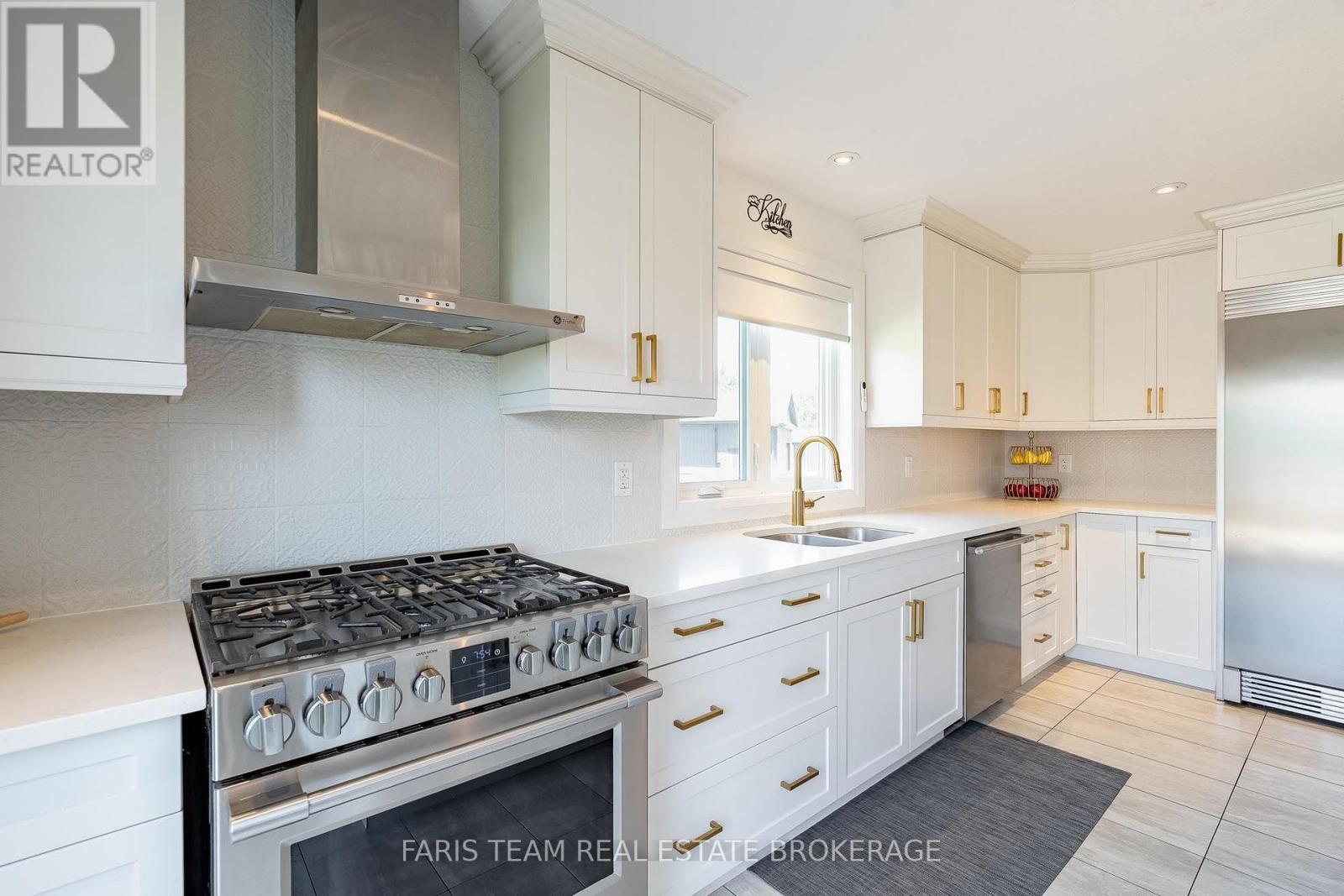 4 Cheslock Crescent, Oro-Medonte, ON - Indoor Photo Showing Kitchen With Double Sink
