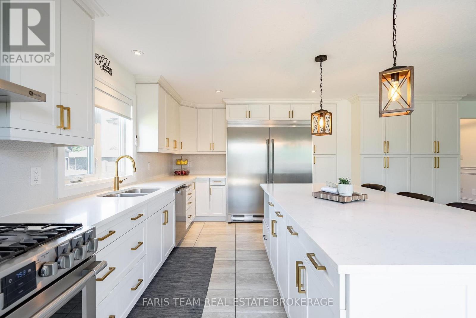 4 Cheslock Crescent, Oro-Medonte, ON - Indoor Photo Showing Kitchen With Double Sink With Upgraded Kitchen