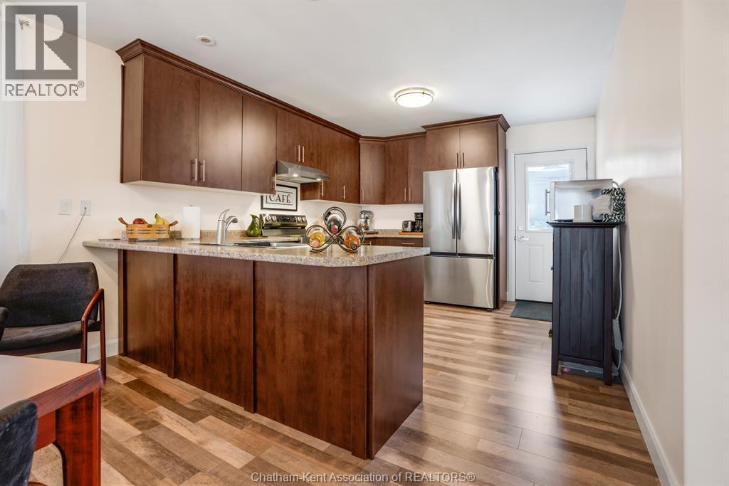 60 Manning Drive, Chatham, ON - Indoor Photo Showing Kitchen