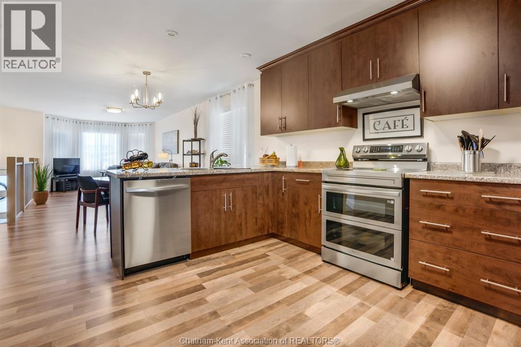 60 Manning Drive, Chatham, ON - Indoor Photo Showing Kitchen
