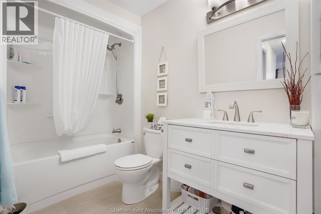 60 Manning Drive, Chatham, ON - Indoor Photo Showing Bathroom