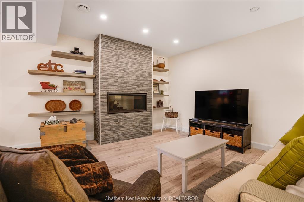 60 Manning Drive, Chatham, ON - Indoor Photo Showing Living Room With Fireplace
