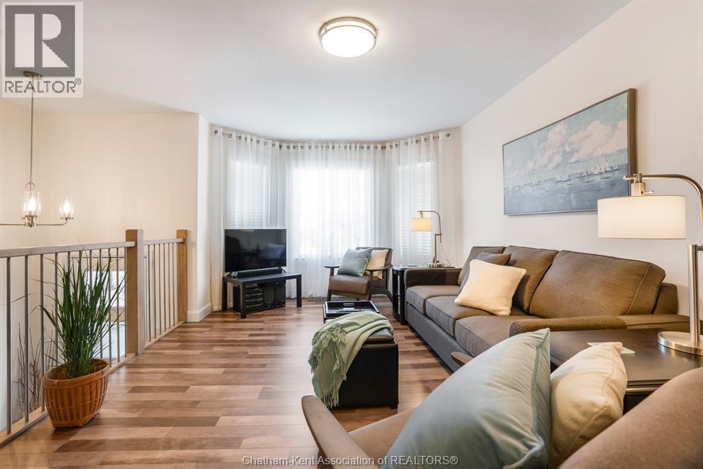 60 Manning Drive, Chatham, ON - Indoor Photo Showing Living Room