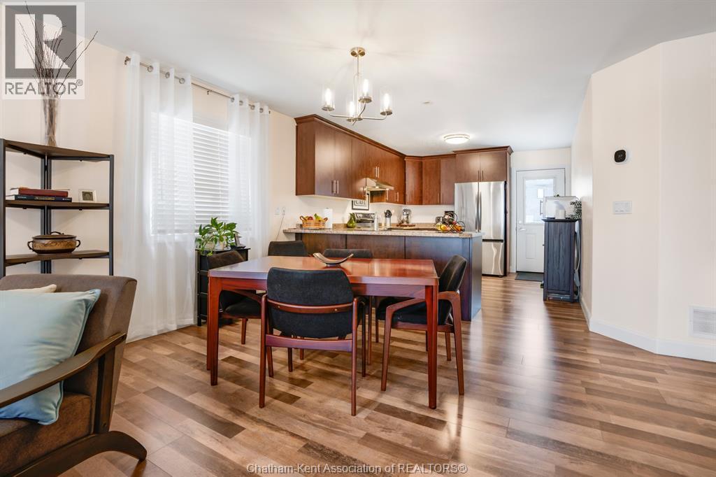 60 Manning Drive, Chatham, ON - Indoor Photo Showing Dining Room