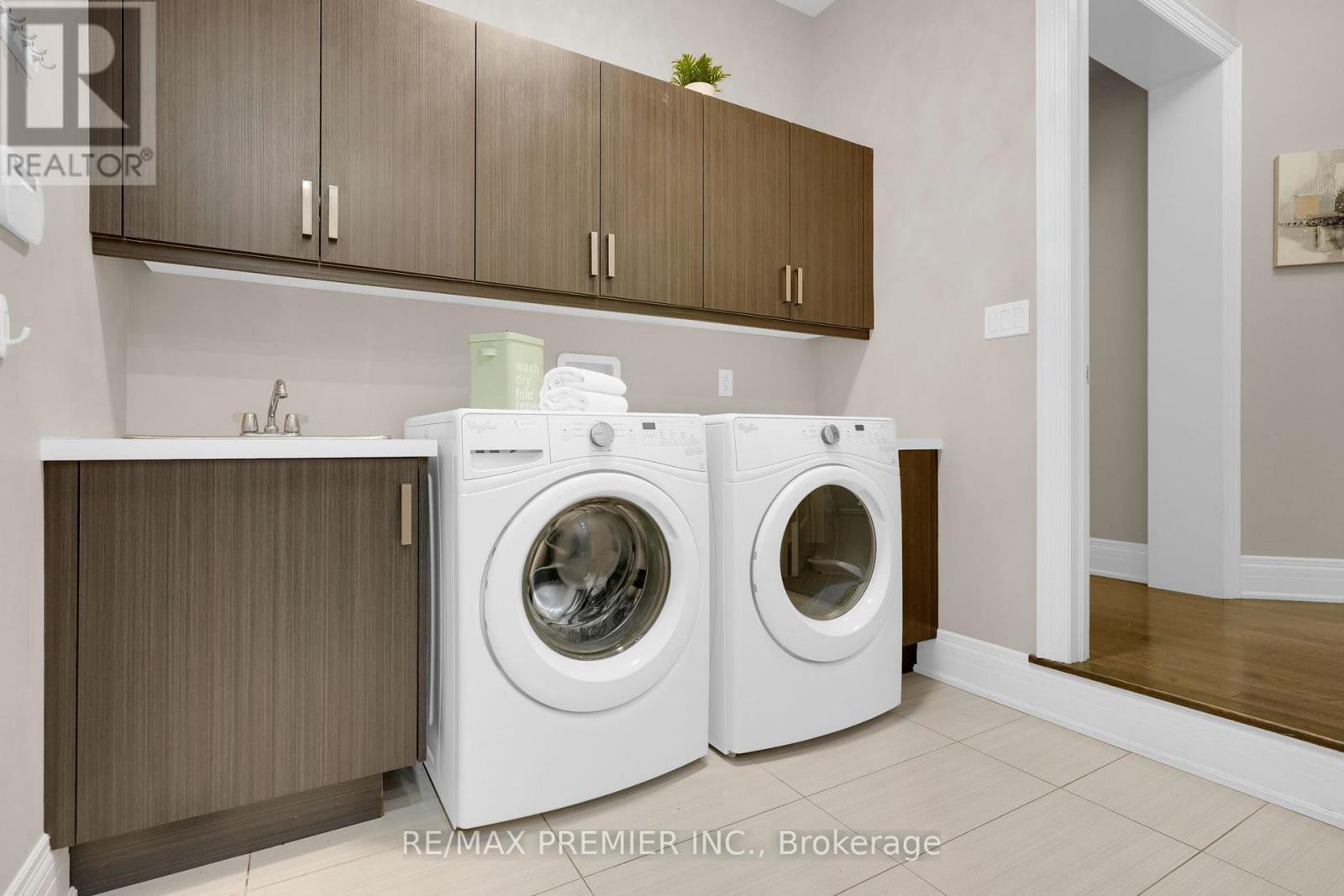 15 Peter Glass Road, King, ON - Indoor Photo Showing Laundry Room