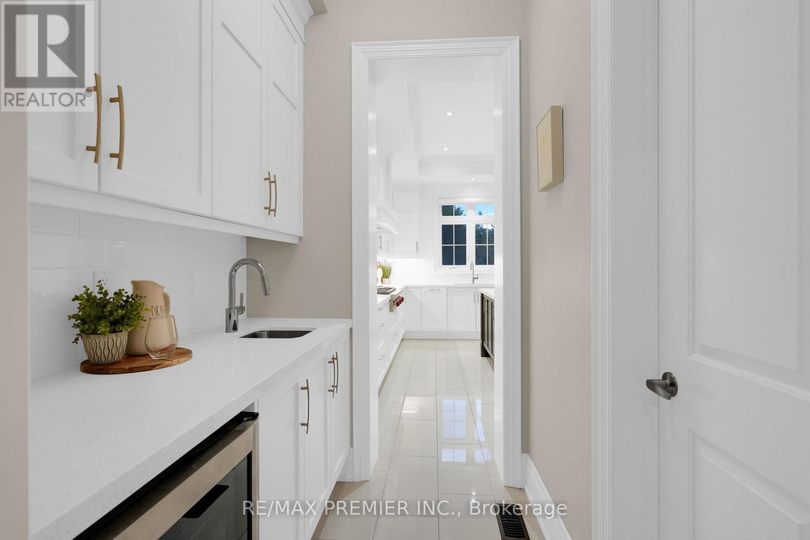 15 Peter Glass Road, King, ON - Indoor Photo Showing Kitchen