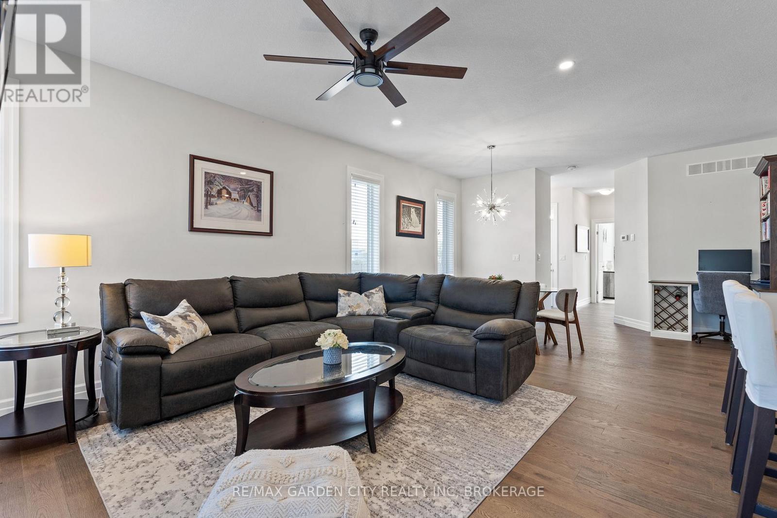 54 Borden Trail, Welland (Prince Charles), ON - Indoor Photo Showing Living Room