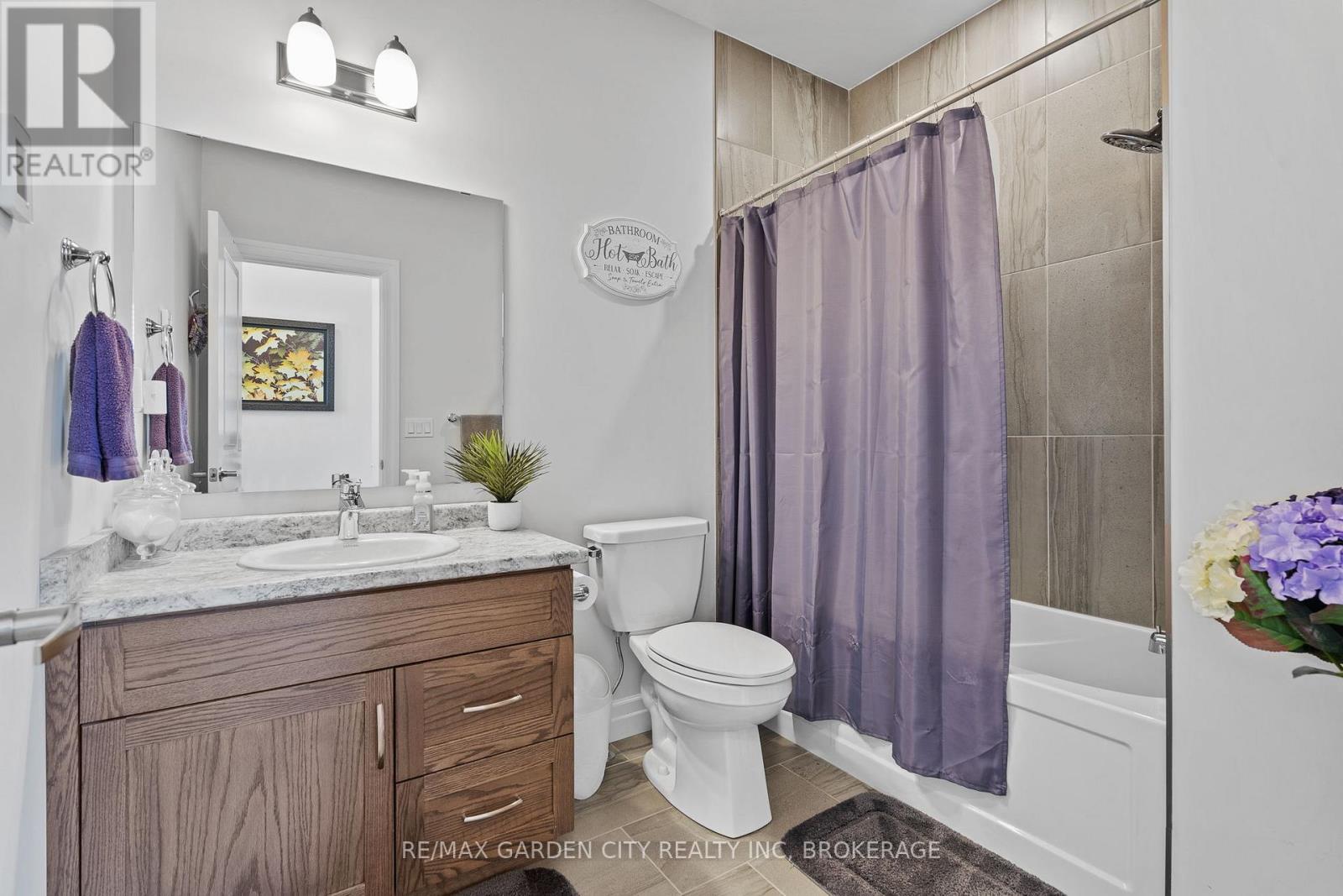 Guest Bath - 54 Borden Trail, Welland (Prince Charles), ON - Indoor Photo Showing Bathroom