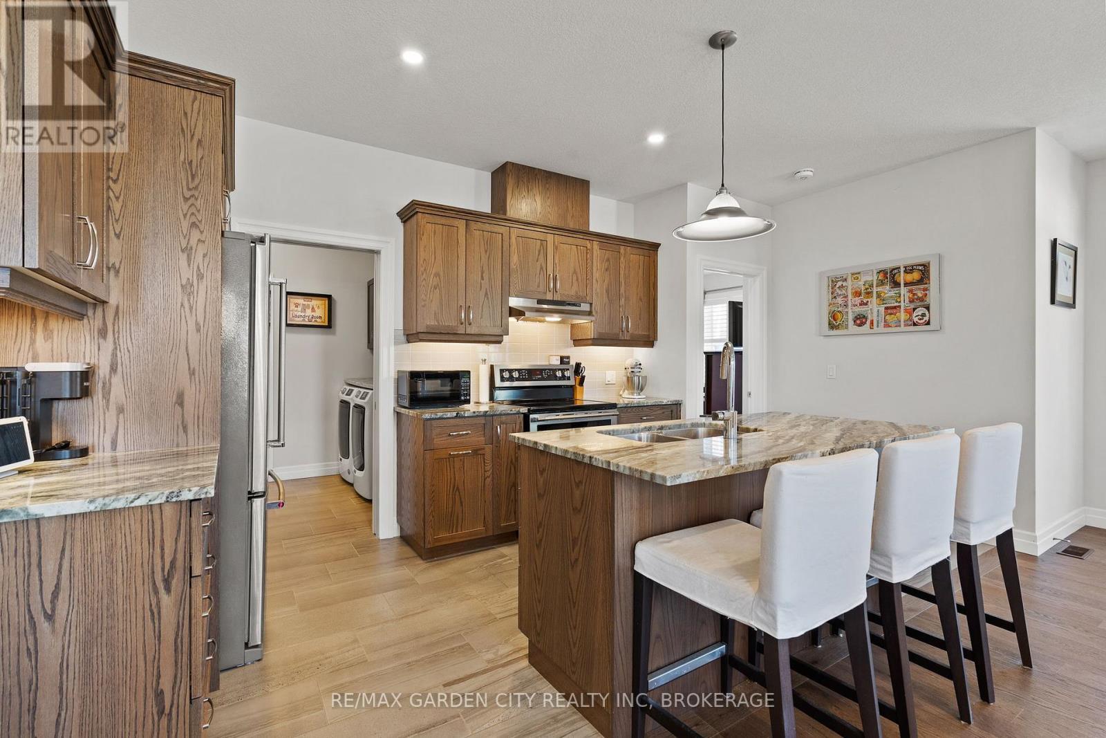 54 Borden Trail, Welland (Prince Charles), ON - Indoor Photo Showing Kitchen With Double Sink