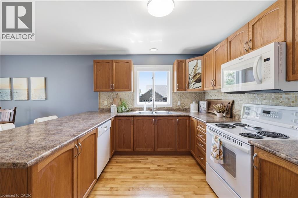 33 Jane Street, Smithville, ON - Indoor Photo Showing Kitchen With Double Sink