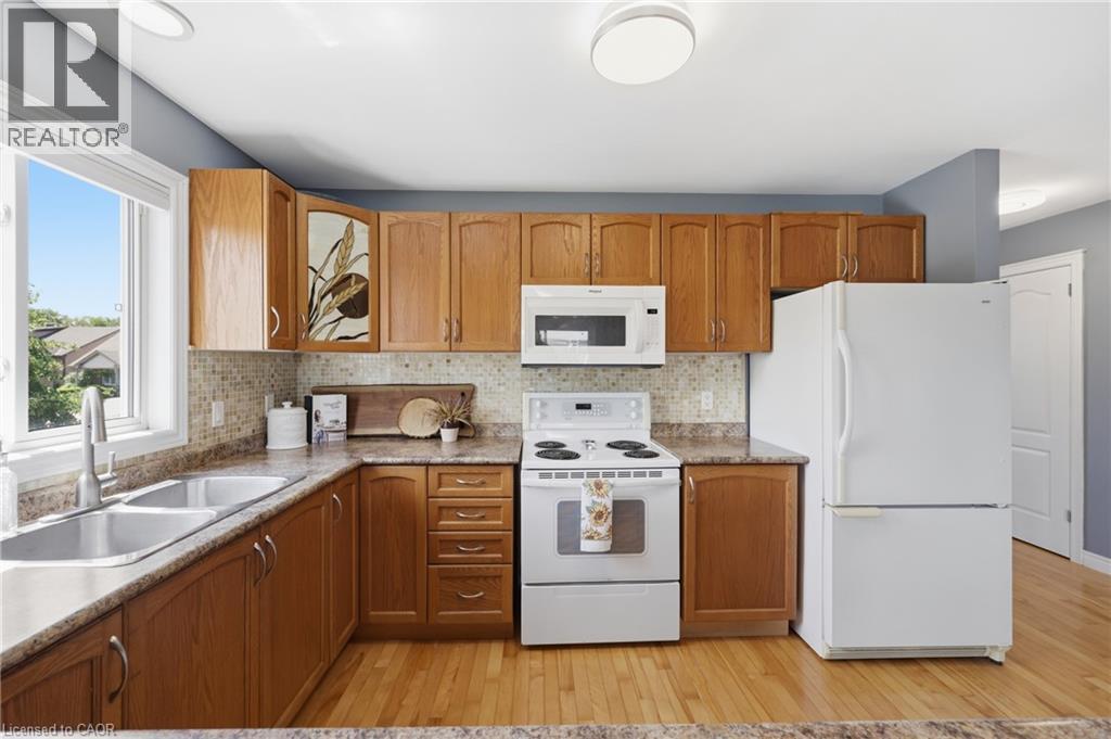 33 Jane Street, Smithville, ON - Indoor Photo Showing Kitchen With Double Sink