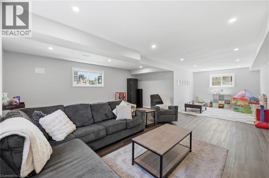 33 Jane Street, Smithville, ON - Indoor Photo Showing Living Room