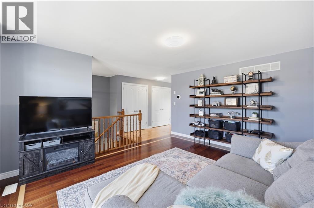 33 Jane Street, Smithville, ON - Indoor Photo Showing Living Room