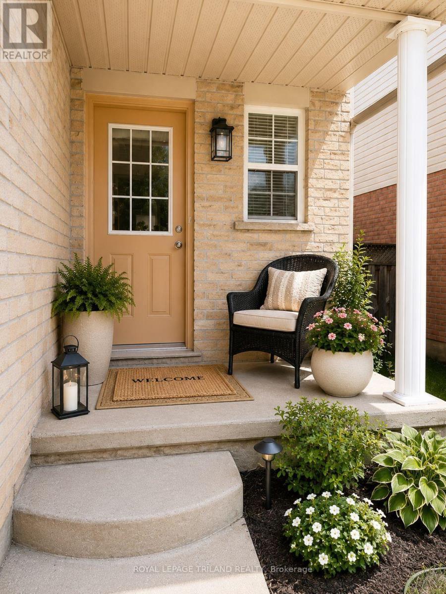 Virtually Staged covered front porch - 1942 Bloom Crescent, London North (North C), ON - Outdoor With Exterior