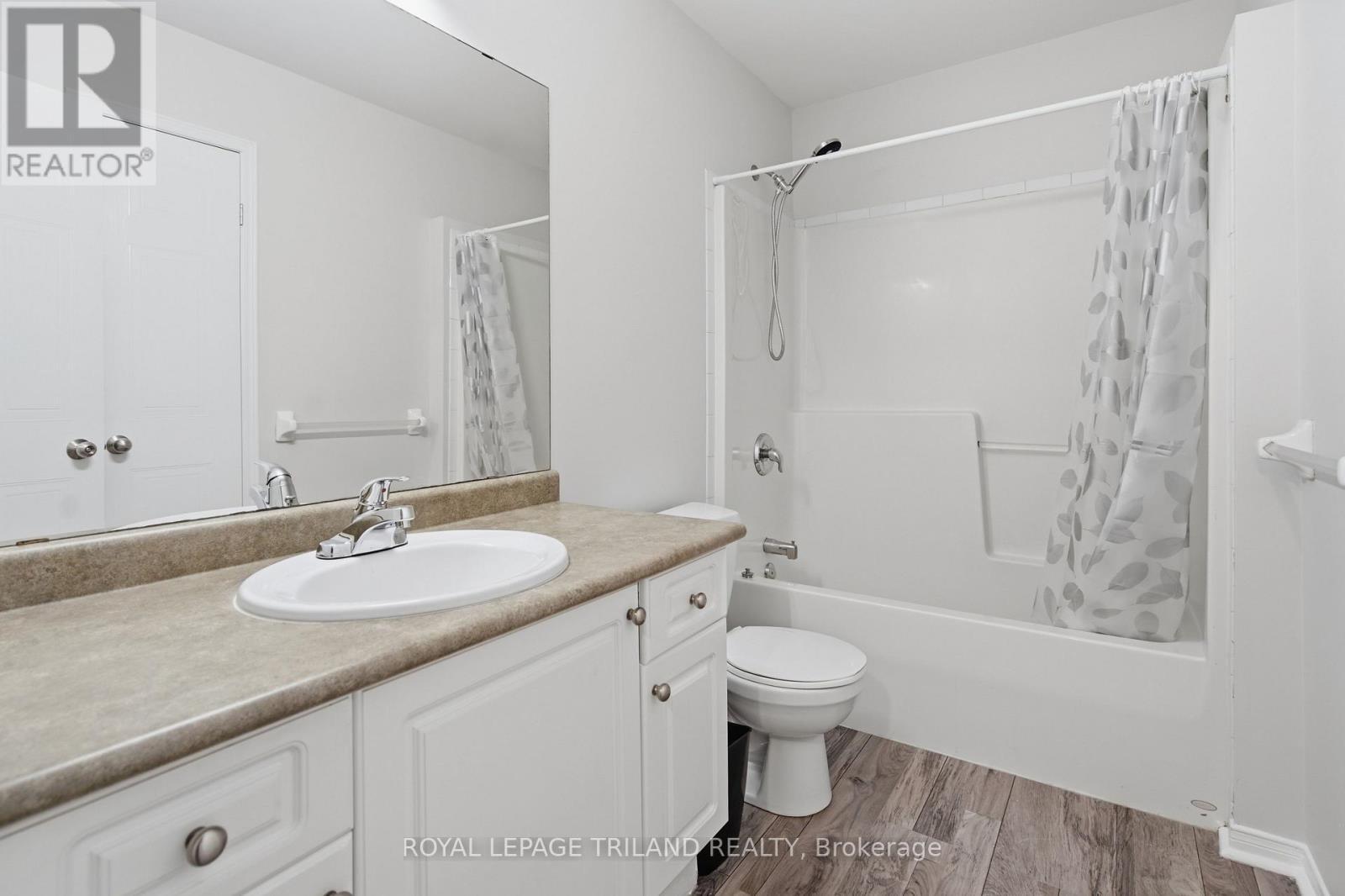 Main 4 piece bathroom - 1942 Bloom Crescent, London North (North C), ON - Indoor Photo Showing Bathroom