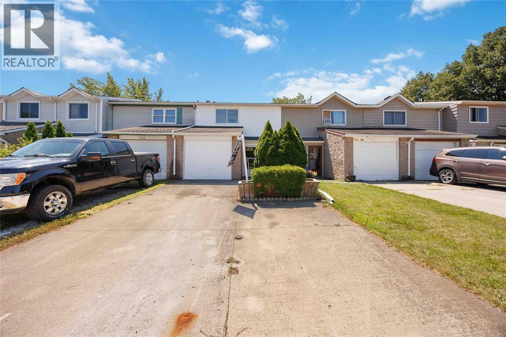 307 Somerset Crescent, Sarnia, ON - Outdoor With Facade