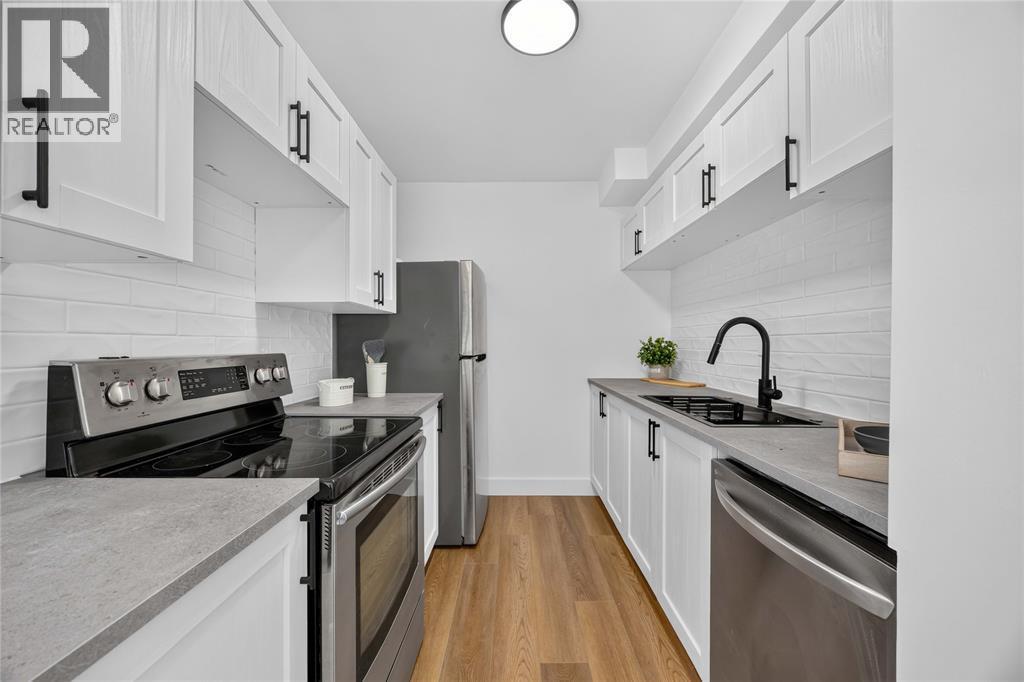 307 Somerset Crescent, Sarnia, ON - Indoor Photo Showing Kitchen With Stainless Steel Kitchen