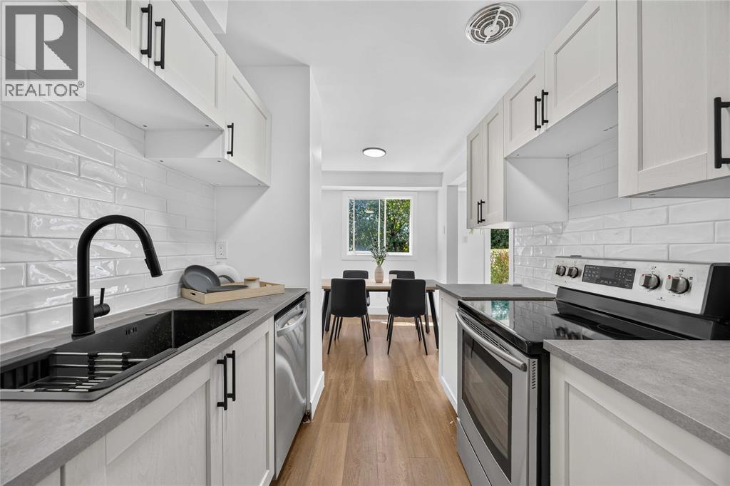 307 Somerset Crescent, Sarnia, ON - Indoor Photo Showing Kitchen With Upgraded Kitchen