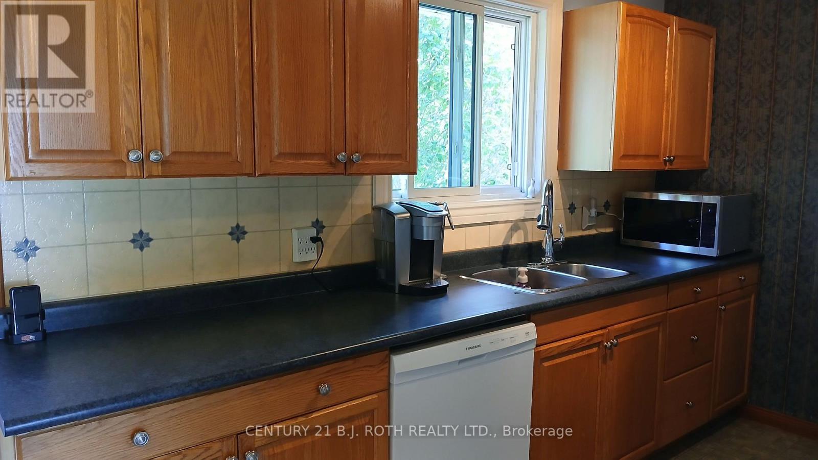 2293 Victoria Street, Innisfil, ON - Indoor Photo Showing Kitchen With Double Sink