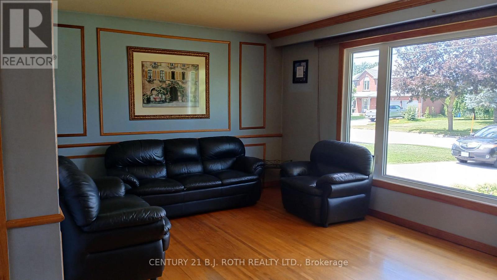 2293 Victoria Street, Innisfil, ON - Indoor Photo Showing Living Room