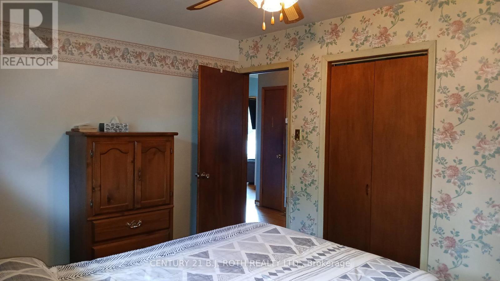 2293 Victoria Street, Innisfil, ON - Indoor Photo Showing Bedroom