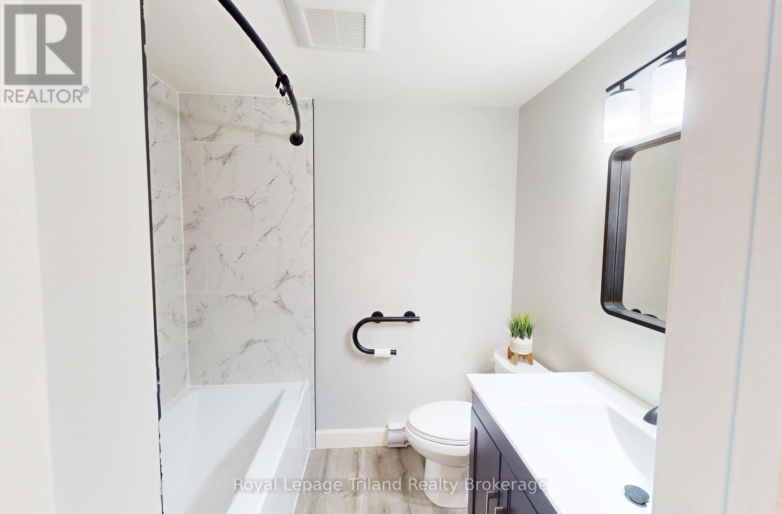 648 Brant Street, Woodstock (Woodstock - North), ON - Indoor Photo Showing Bathroom