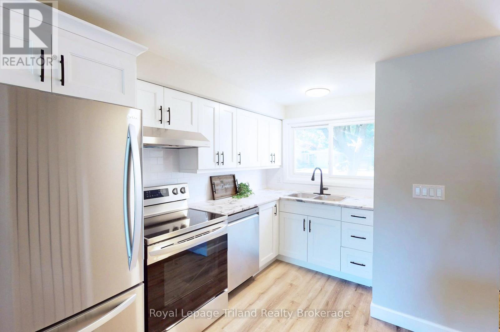 648 Brant Street, Woodstock (Woodstock - North), ON - Indoor Photo Showing Kitchen