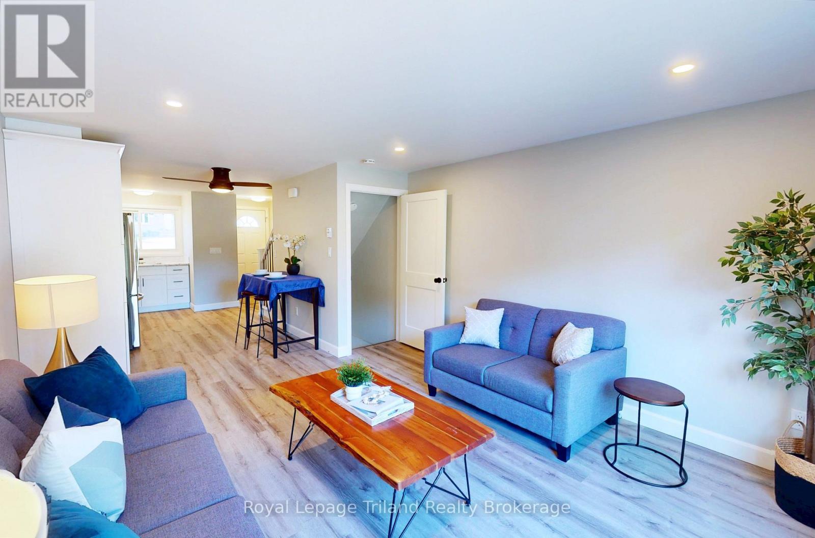 648 Brant Street, Woodstock (Woodstock - North), ON - Indoor Photo Showing Living Room
