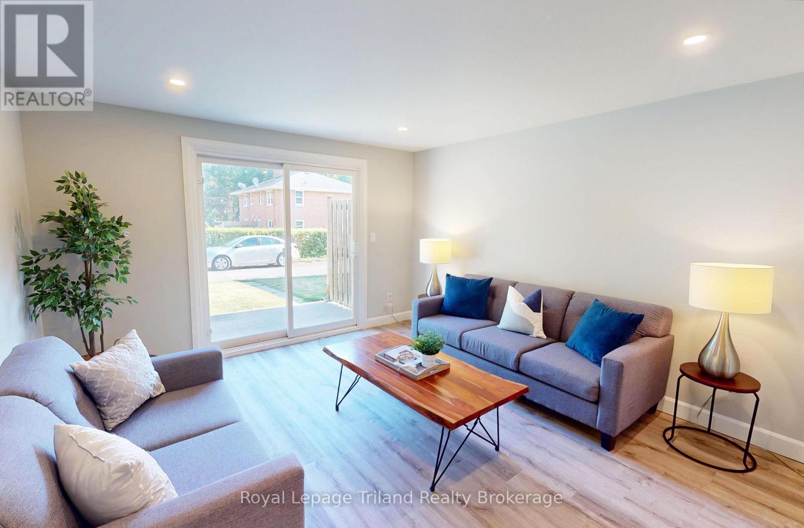 648 Brant Street, Woodstock (Woodstock - North), ON - Indoor Photo Showing Living Room