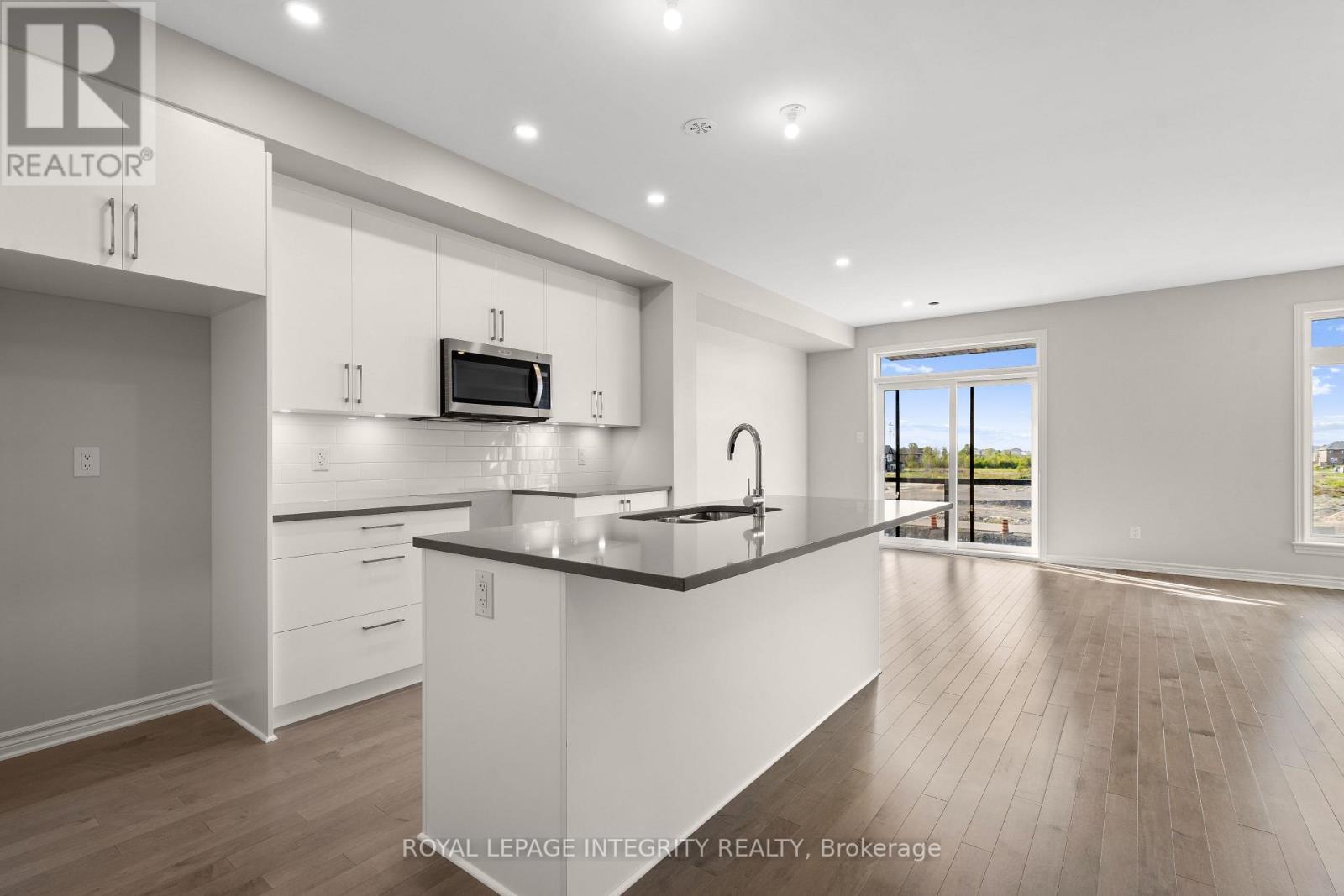 79 Rawah Private W, Ottawa, ON - Indoor Photo Showing Kitchen With Upgraded Kitchen