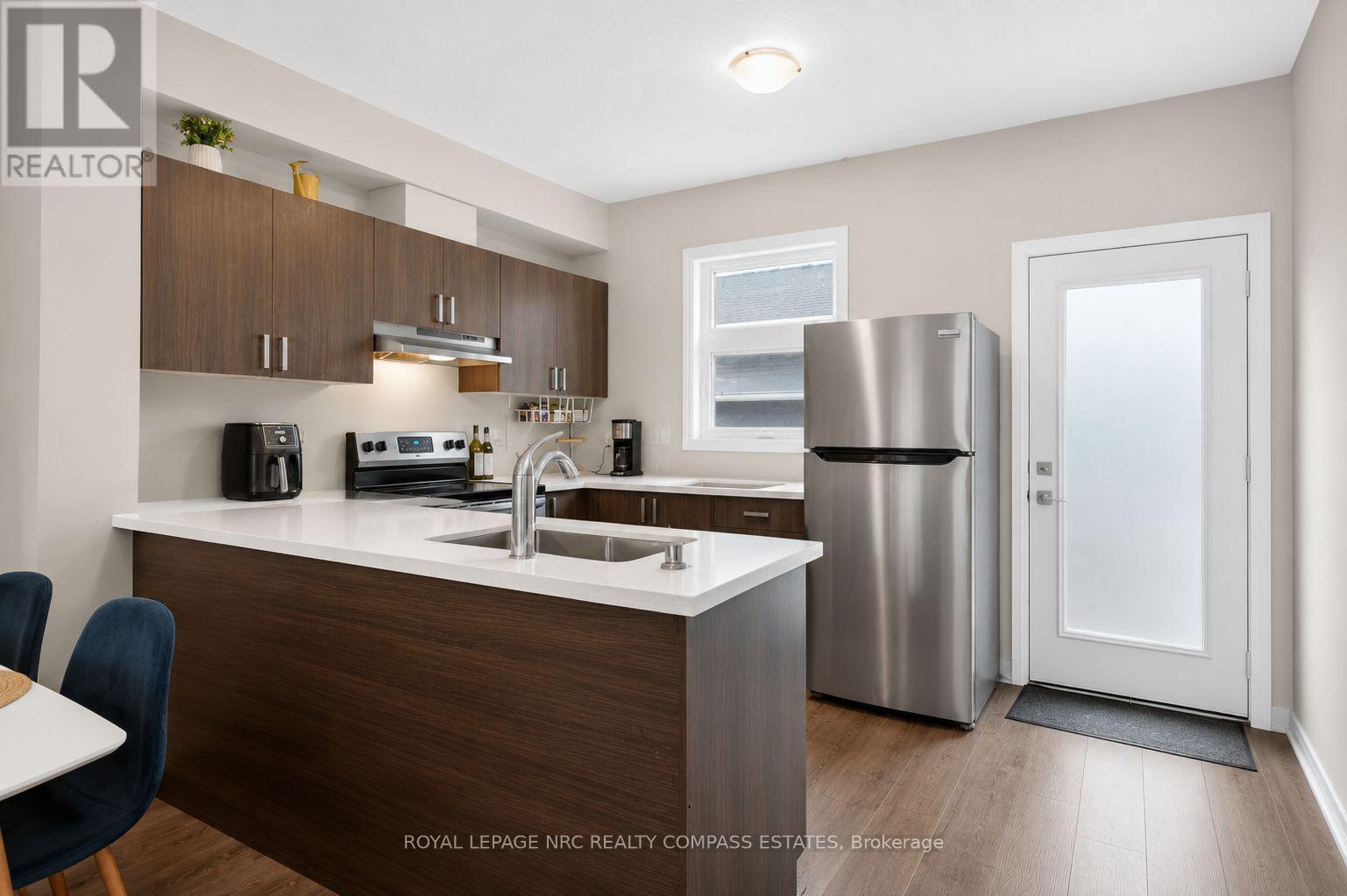 119 - 6705 Cropp Street, Niagara Falls (Morrison), ON - Indoor Photo Showing Kitchen With Double Sink