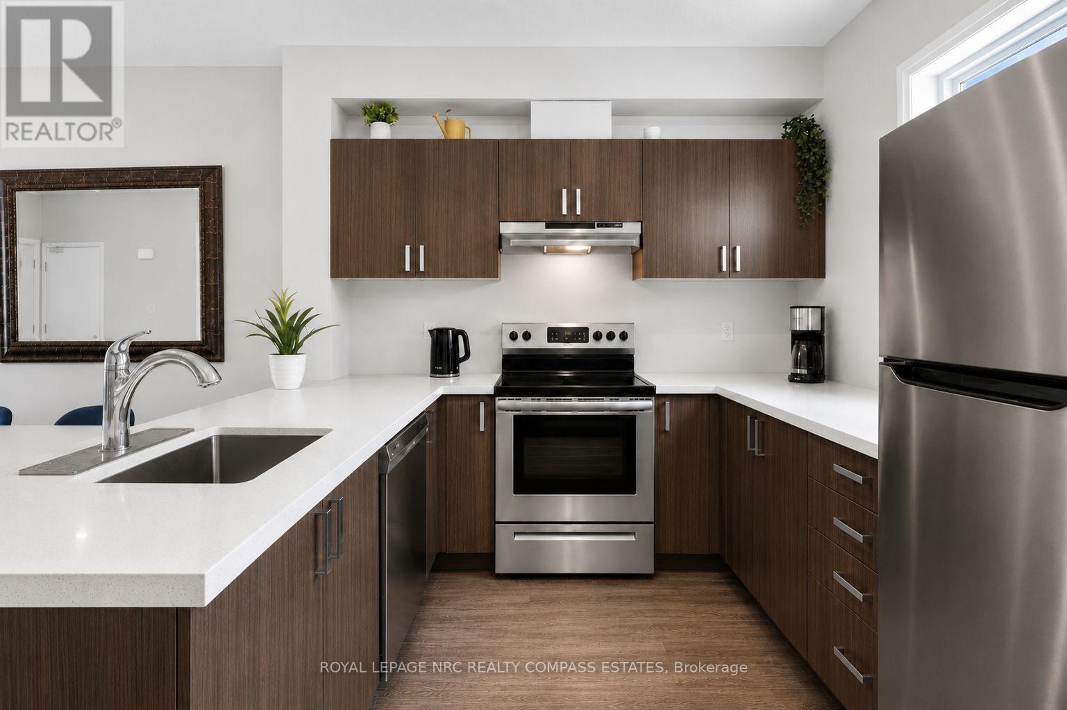 119 - 6705 Cropp Street, Niagara Falls (Morrison), ON - Indoor Photo Showing Kitchen With Upgraded Kitchen