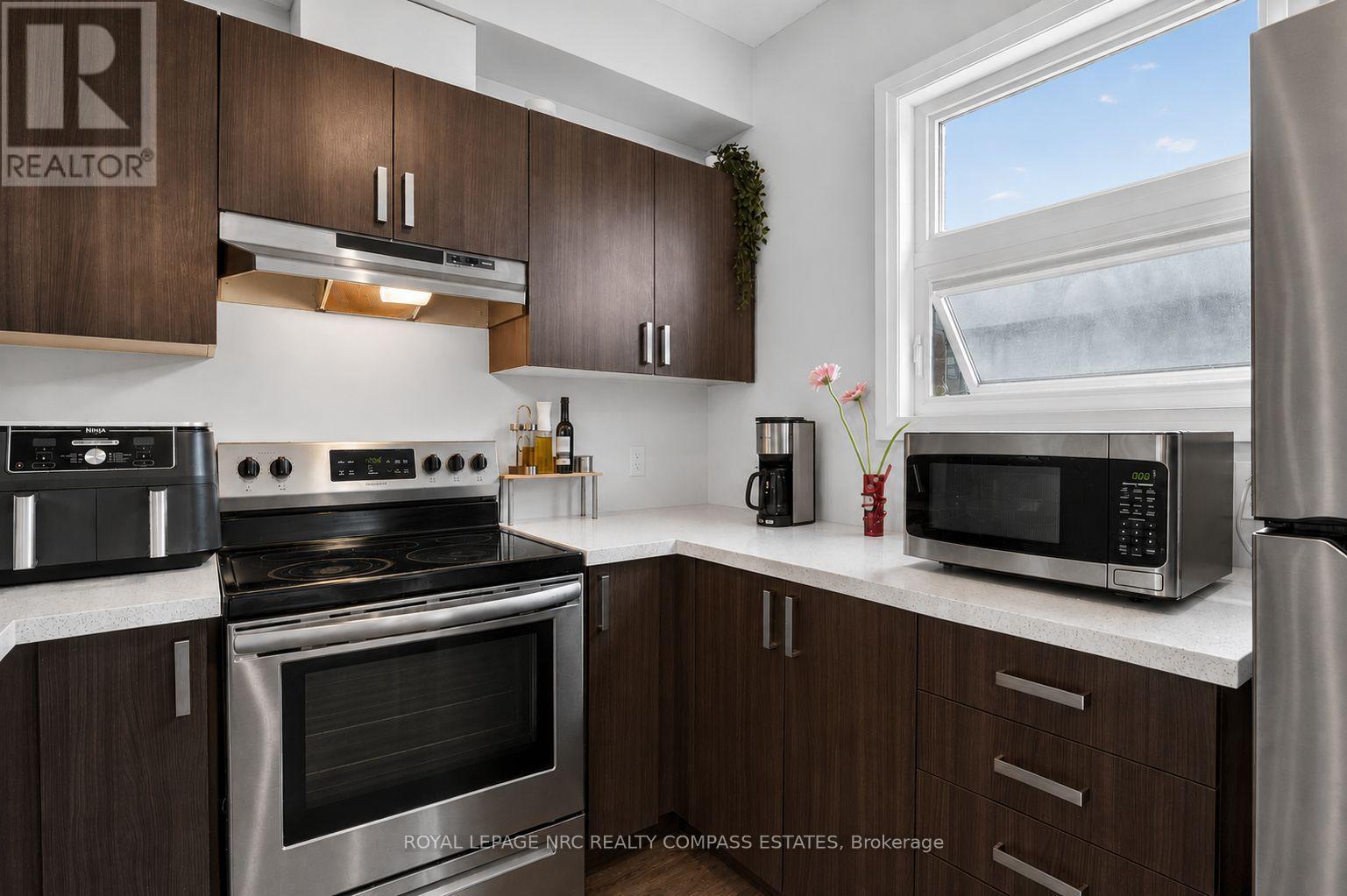 119 - 6705 Cropp Street, Niagara Falls (Morrison), ON - Indoor Photo Showing Kitchen With Upgraded Kitchen