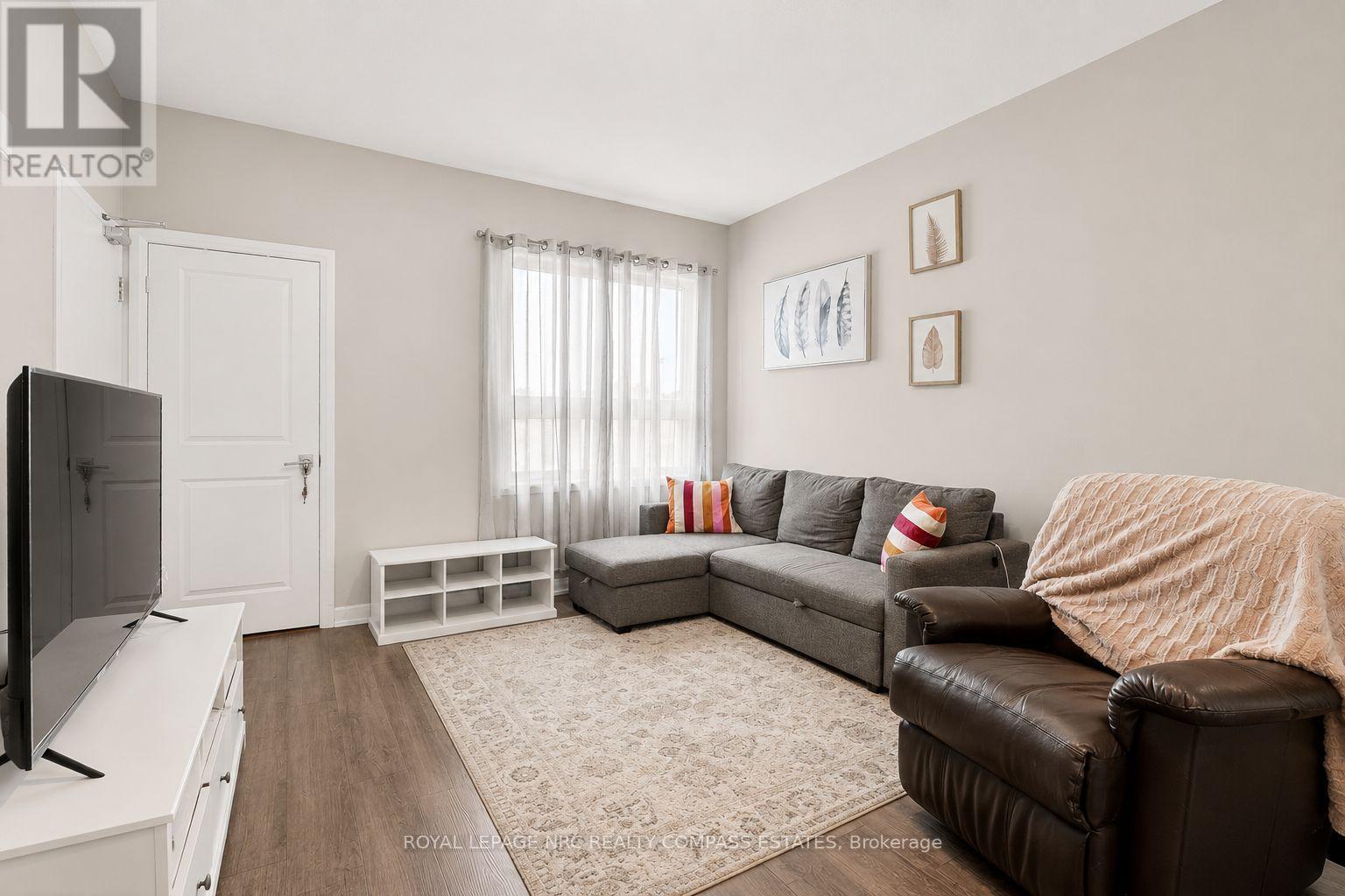 119 - 6705 Cropp Street, Niagara Falls (Morrison), ON - Indoor Photo Showing Living Room