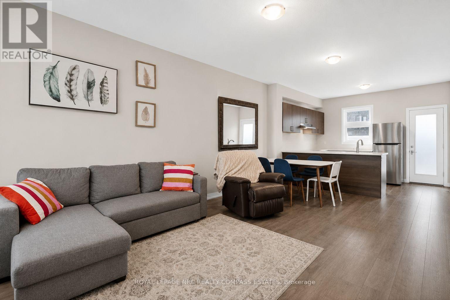 119 - 6705 Cropp Street, Niagara Falls (Morrison), ON - Indoor Photo Showing Living Room