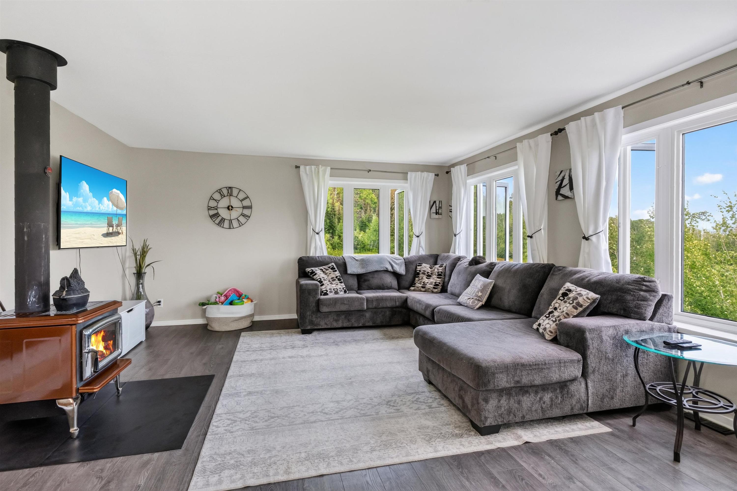 7081 Hwy 61, Neebing, ON - Indoor Photo Showing Living Room