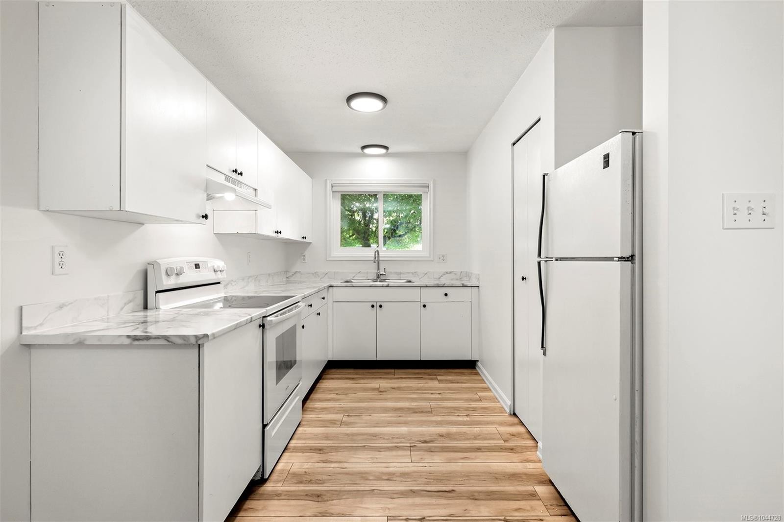 #8-1520 Piercy Ave, Courtenay, BC - Indoor Photo Showing Kitchen