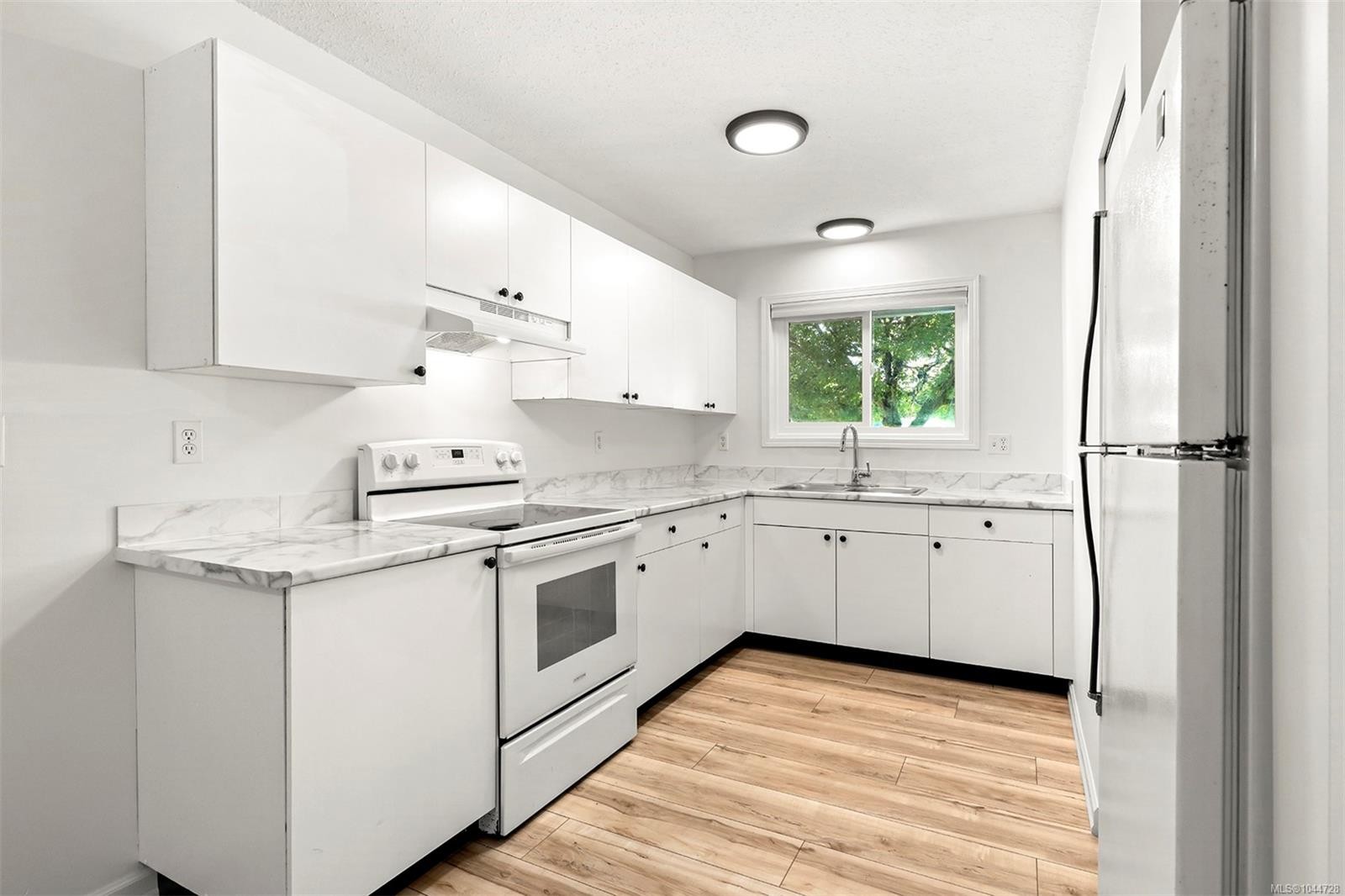 #8-1520 Piercy Ave, Courtenay, BC - Indoor Photo Showing Kitchen