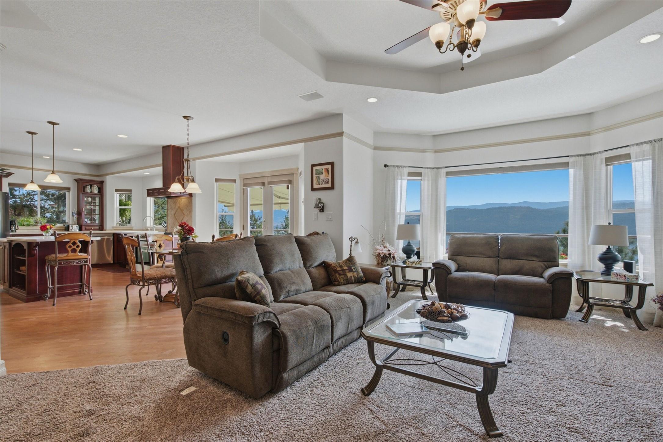 594 Mountain Drive, Vernon, BC - Indoor Photo Showing Living Room