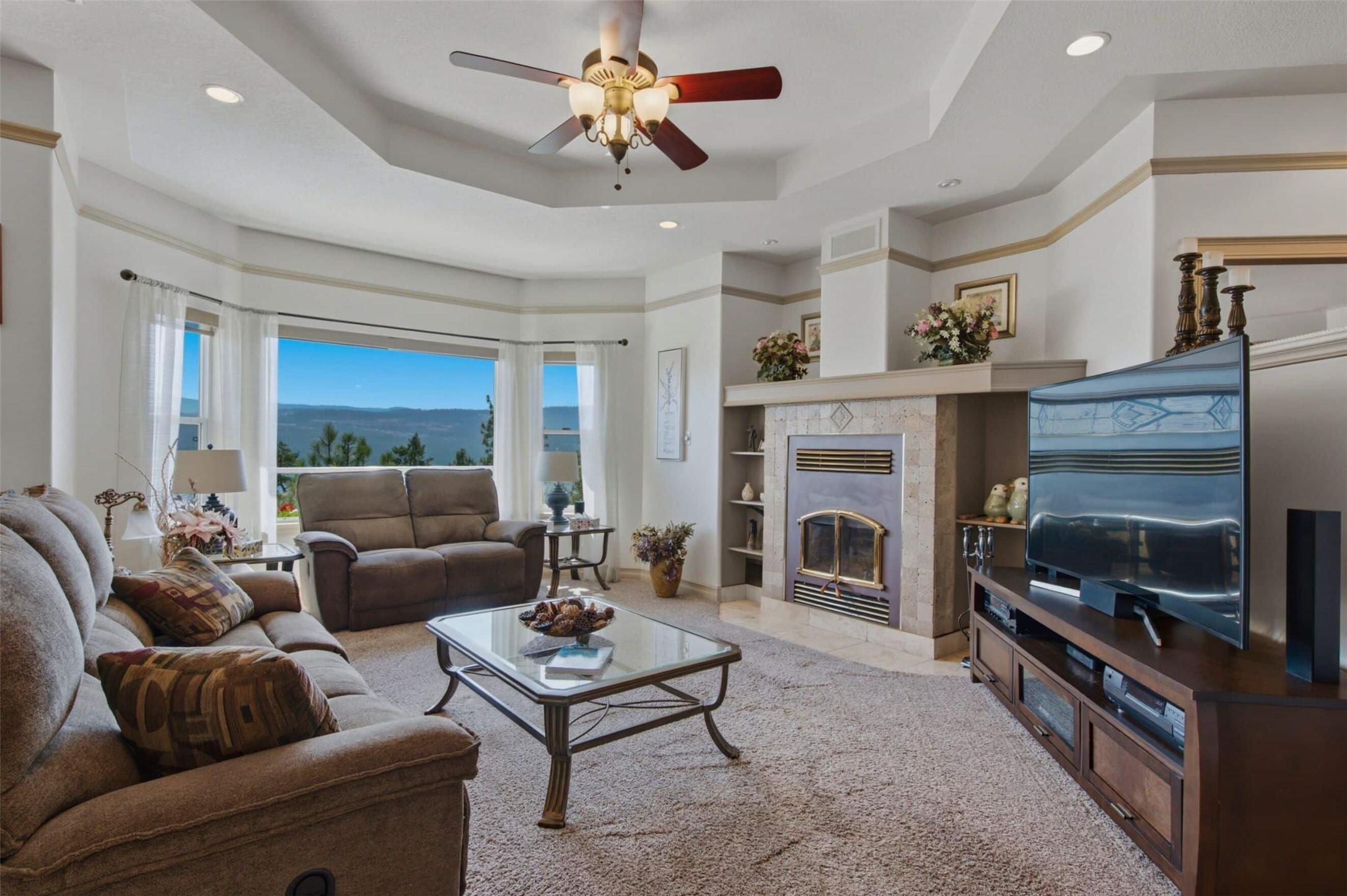 594 Mountain Drive, Vernon, BC - Indoor Photo Showing Living Room With Fireplace