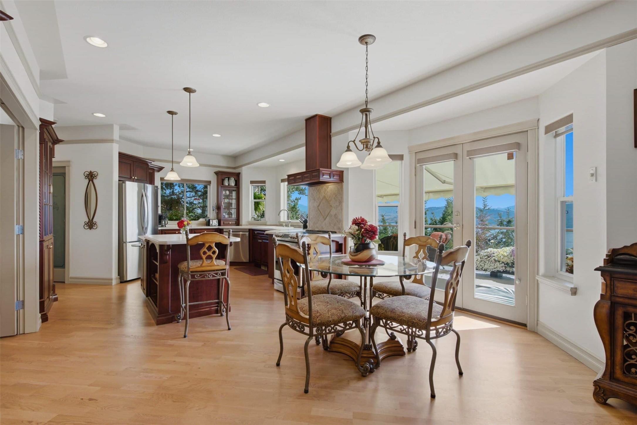 594 Mountain Drive, Vernon, BC - Indoor Photo Showing Dining Room