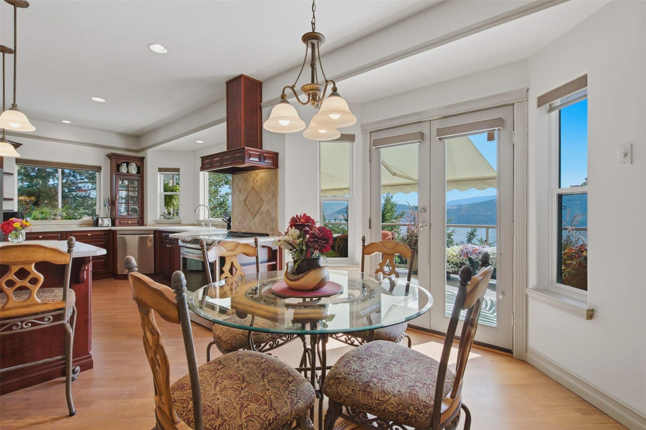 594 Mountain Drive, Vernon, BC - Indoor Photo Showing Dining Room