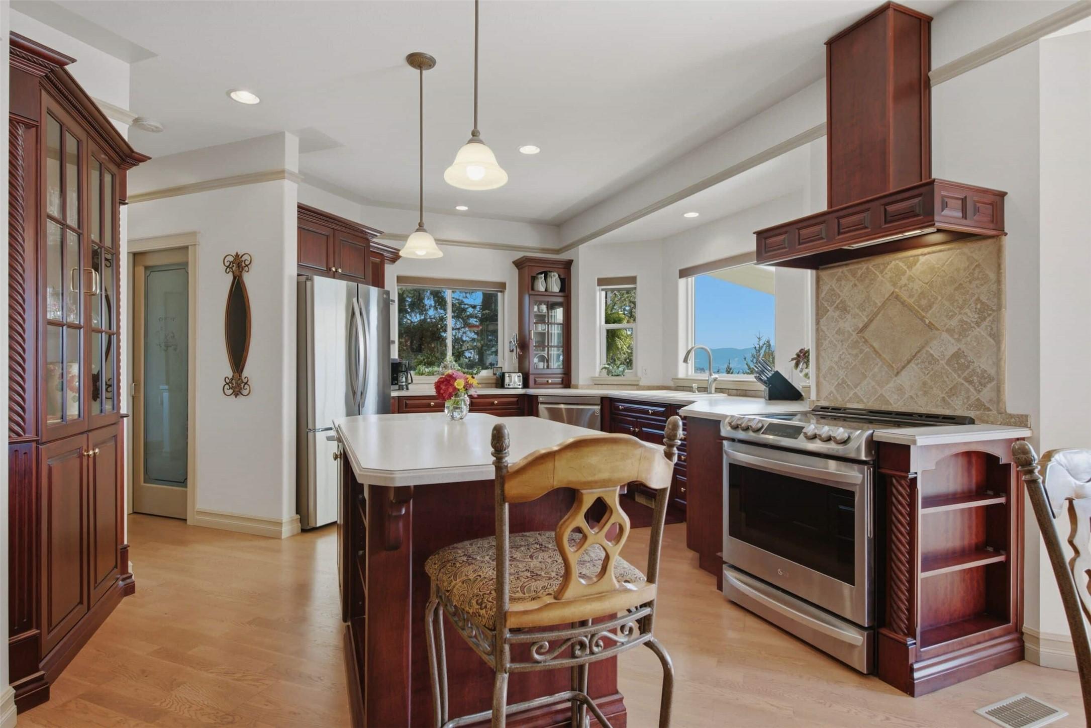 594 Mountain Drive, Vernon, BC - Indoor Photo Showing Kitchen With Upgraded Kitchen