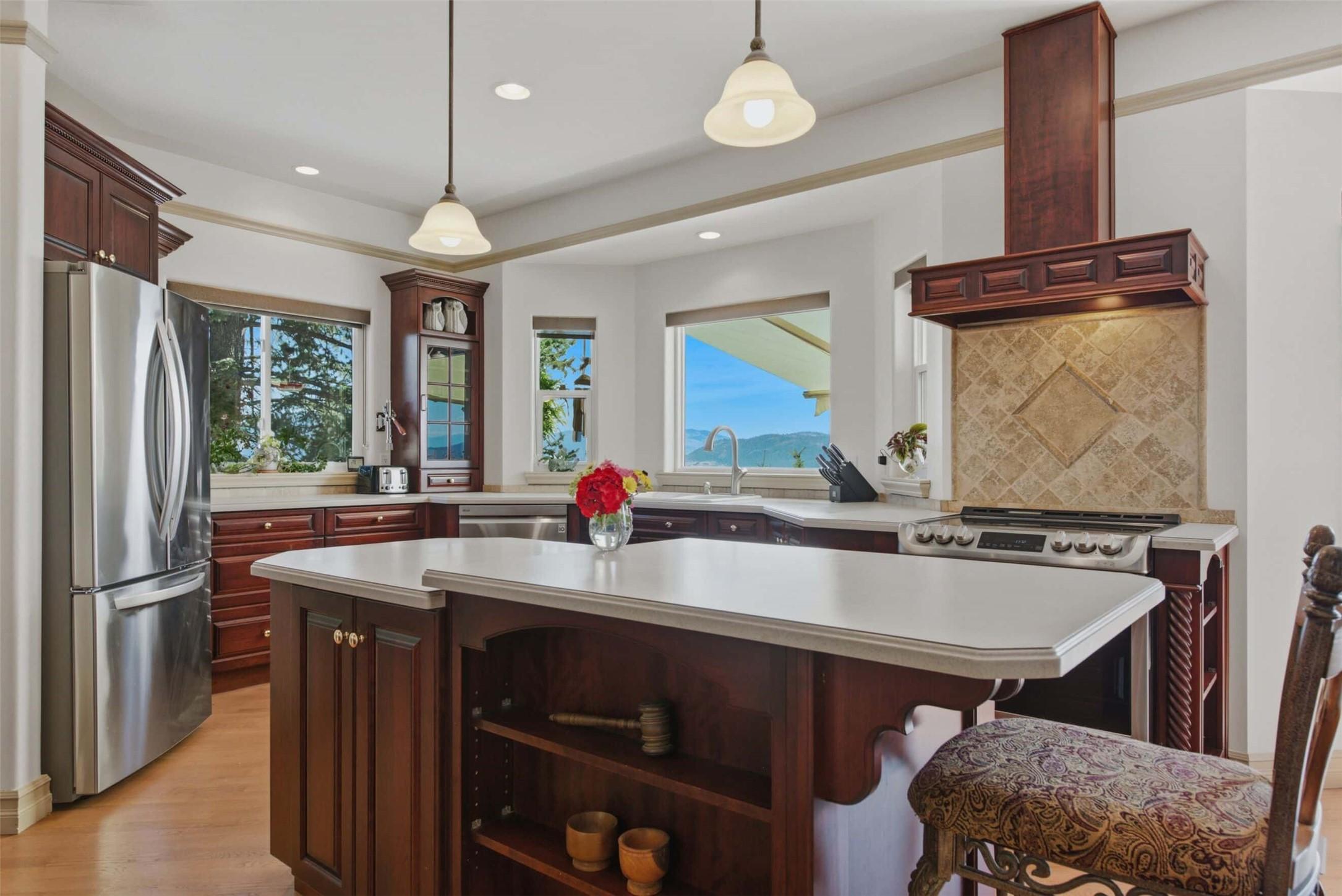594 Mountain Drive, Vernon, BC - Indoor Photo Showing Kitchen