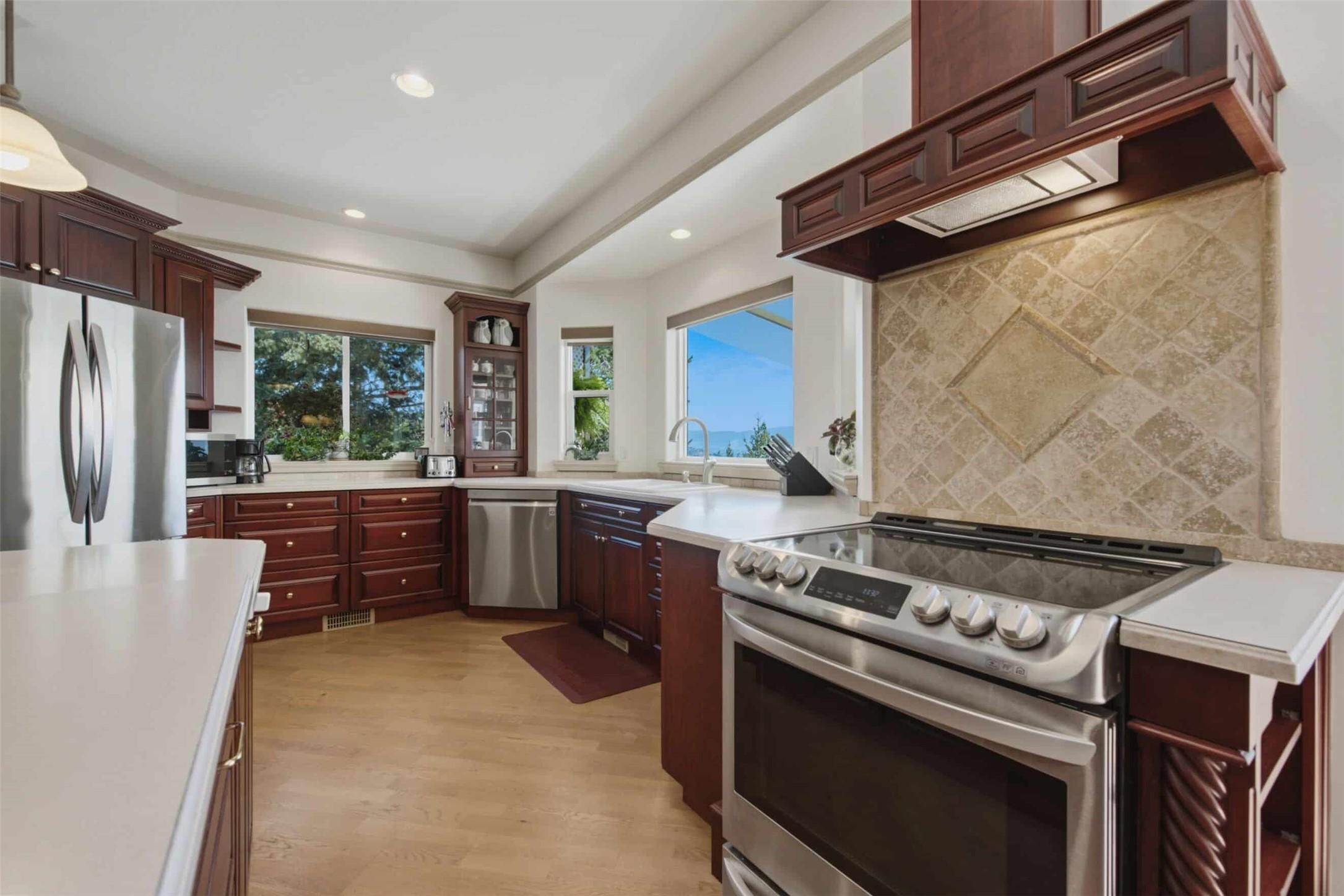 594 Mountain Drive, Vernon, BC - Indoor Photo Showing Kitchen