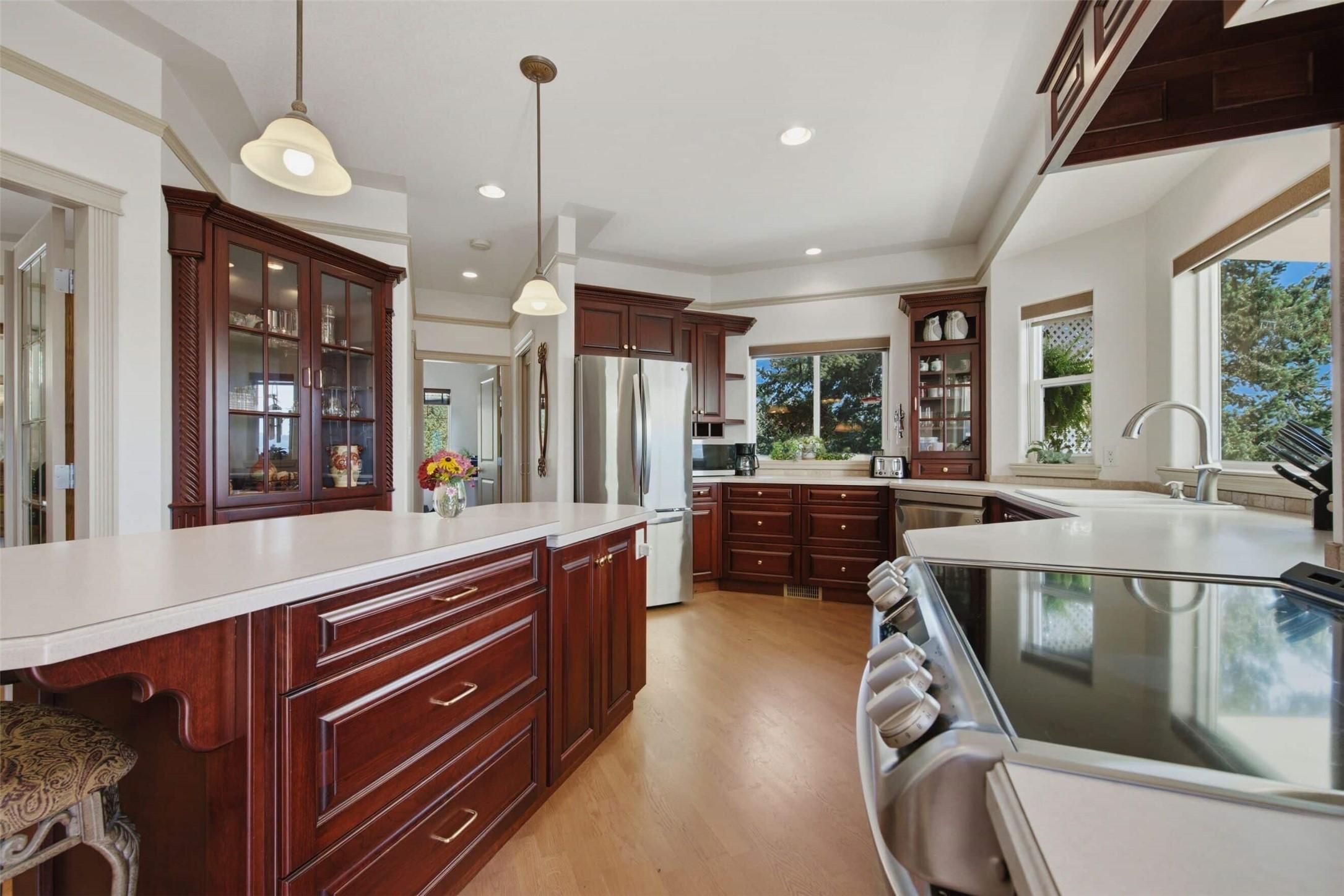 594 Mountain Drive, Vernon, BC - Indoor Photo Showing Kitchen With Upgraded Kitchen