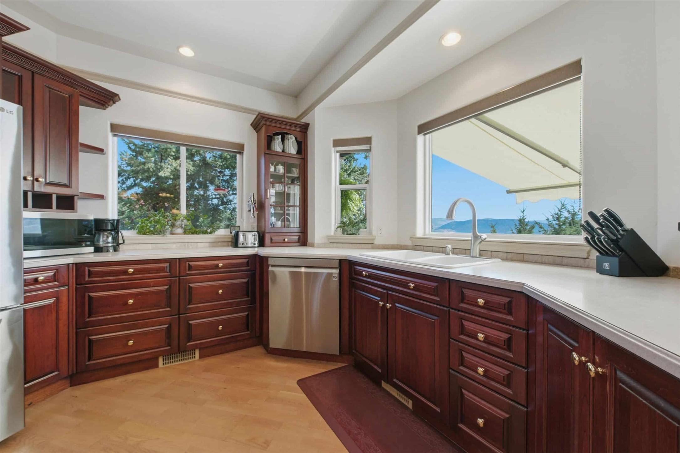 594 Mountain Drive, Vernon, BC - Indoor Photo Showing Kitchen With Double Sink